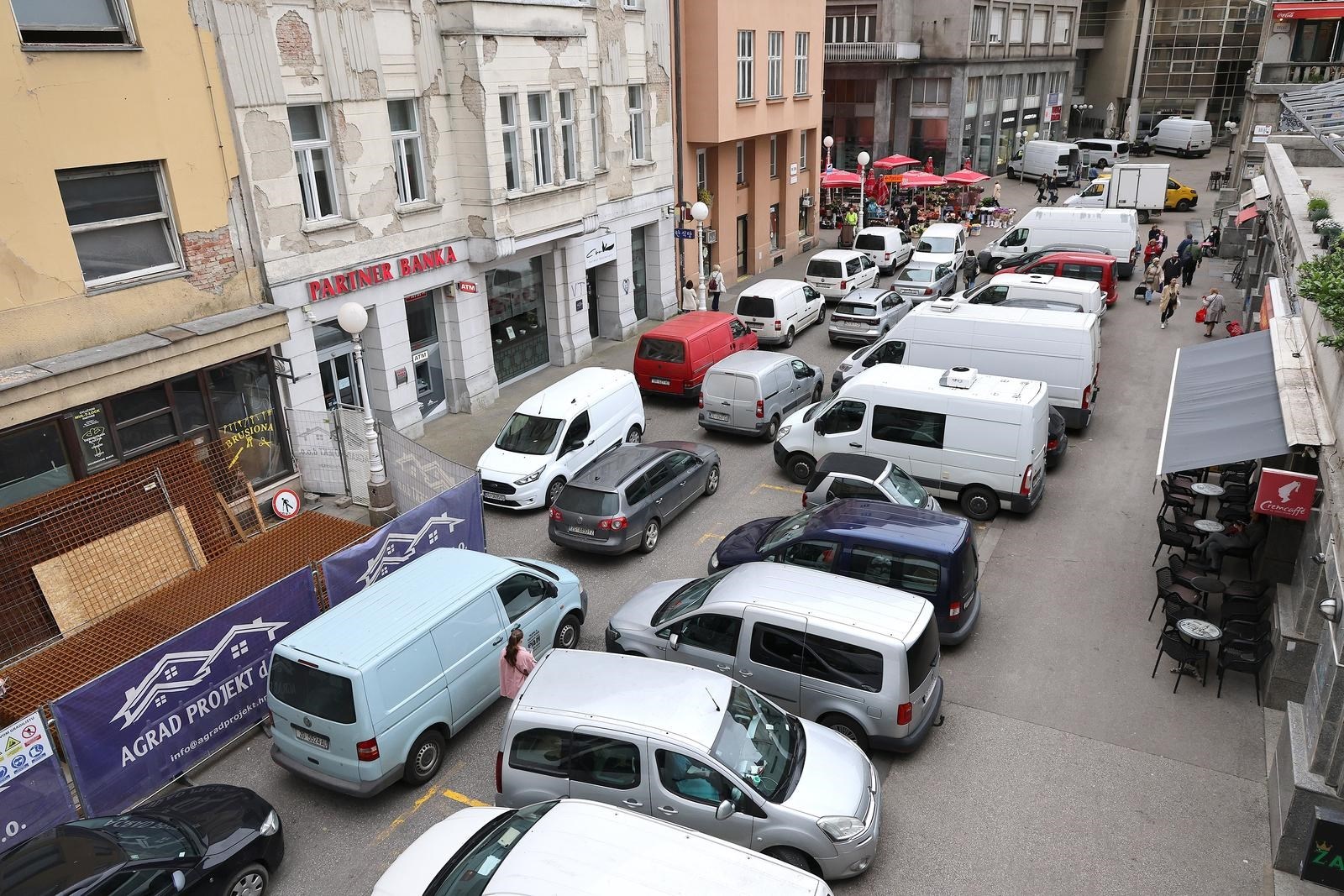 FOTO Gužva oko tržnice Dolac uoči Uskrsa, na parkingu zavladao potpuni kaos