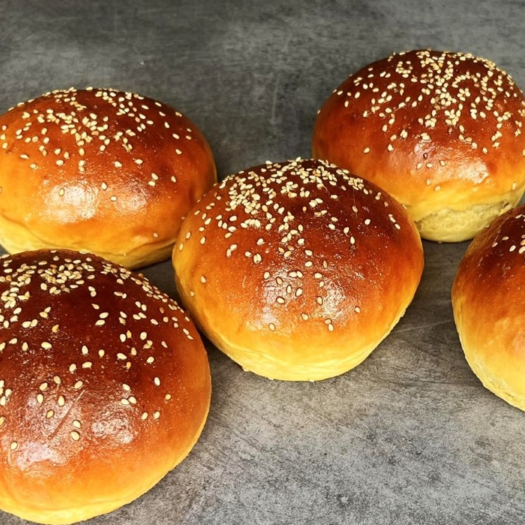 Imamo recept za slatka i meka brioche burger peciva, bolja od onih u restoranima