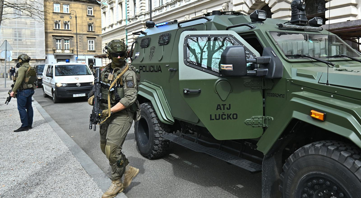 Specijalci s puškama i pancirkama u centru Zagreba. Ćosić i suradnici dovedeni na sud