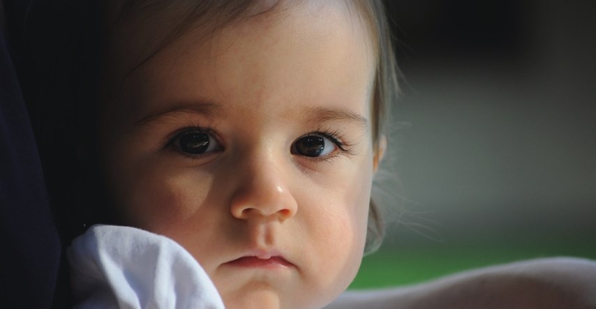 Time: Osmomjesečne bebe prepoznaju loše ponašanje i nastoje ga kazniti