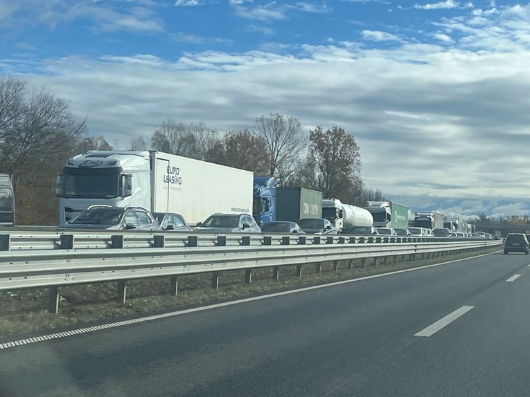 Prometna nesreća na A3: Kolona duga 8 km, vozi se jednim trakom