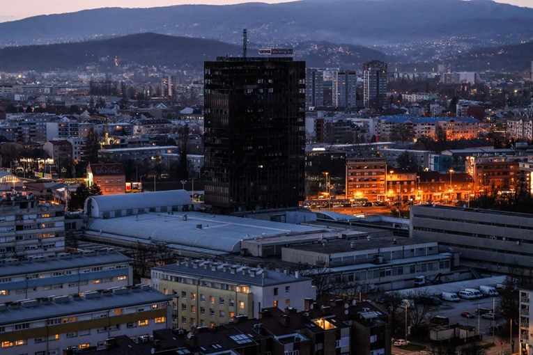 Rušenje Vjesnika odgođeno zbog azbesta. Iz Štampara dan nakon požara rekli da ga nema