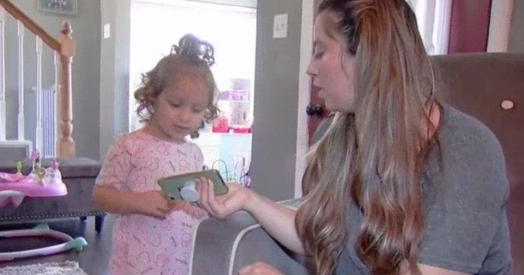 Dala dvogodišnjoj kćeri mobitel, nije mogla vjerovati što je curica napravila
