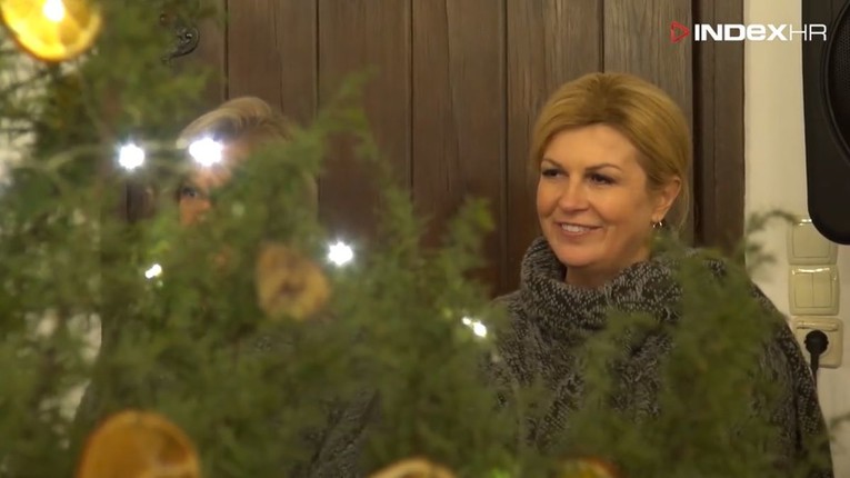 VIDEO Povukla je melodija: Kolinda pjevušila božićnu pjesmu