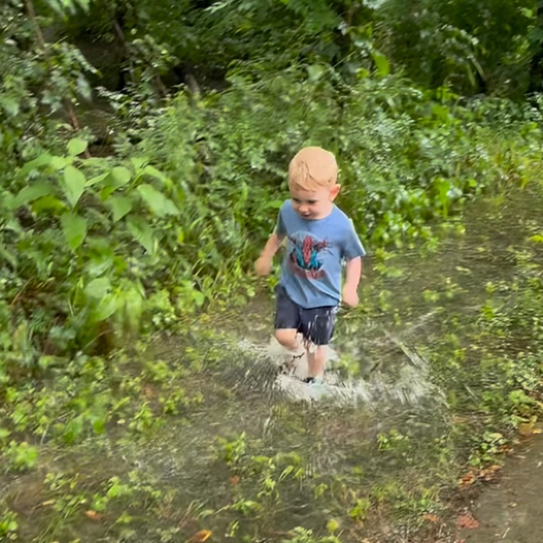 Mama je sinu dala dopuštenje da trči po lokvama u šetnji, evo kako je to završilo