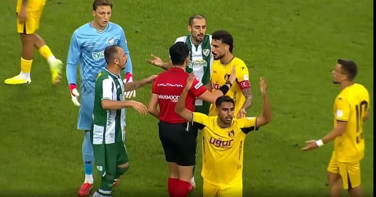 VIDEO Sudac zaboravio jedno od osnovnih nogometnih pravila i razbjesnio igrače