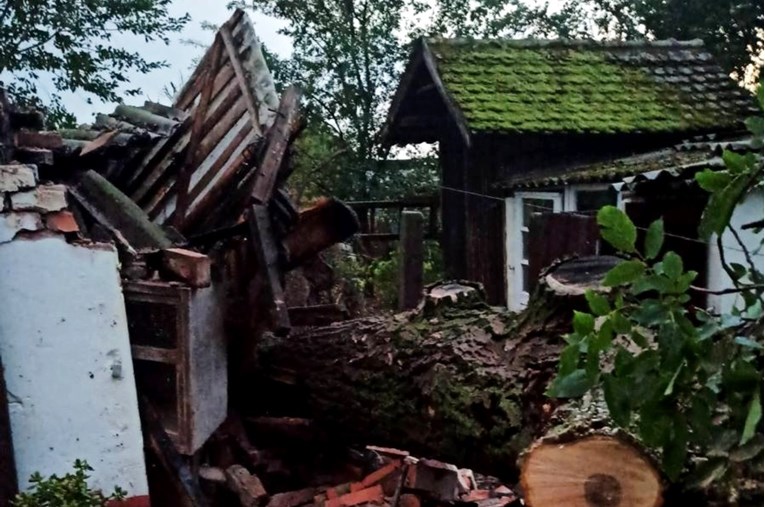 U Čepinu nevrijeme čupalo stabla iz zemlje i rušilo krovove. Ljudi ostali bez struje