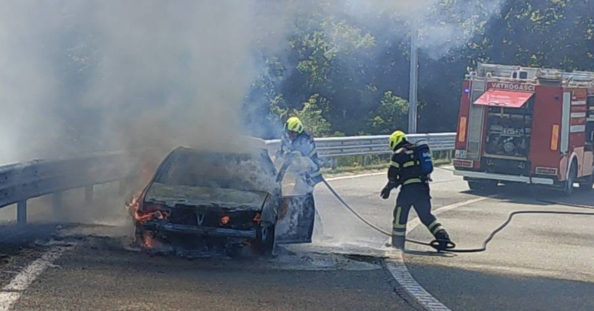 FOTO Rumunj zaspao pa se zabio u ogradu na A3. Četvero ozlijeđenih, auto se zapalio