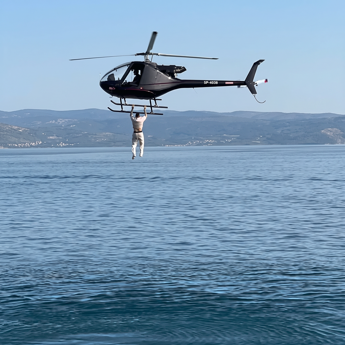 Širi se snimka skakanja Poljaka iz helikoptera u more na Žnjanu