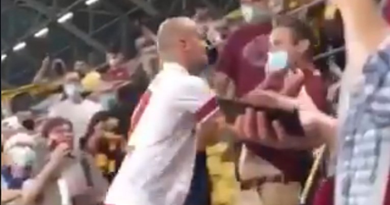 VIDEO Stoper HSV-a nakon utakmice je preskočio ogradu i potukao se s navijačem Dynama