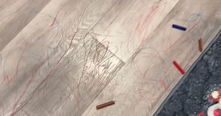 Mama je izazvala raspravu zato što je dala djetetu da crta po podu