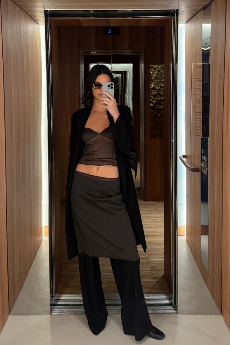 Kendall Jenner pokazala da suknja preko hlača može izgledati šik
