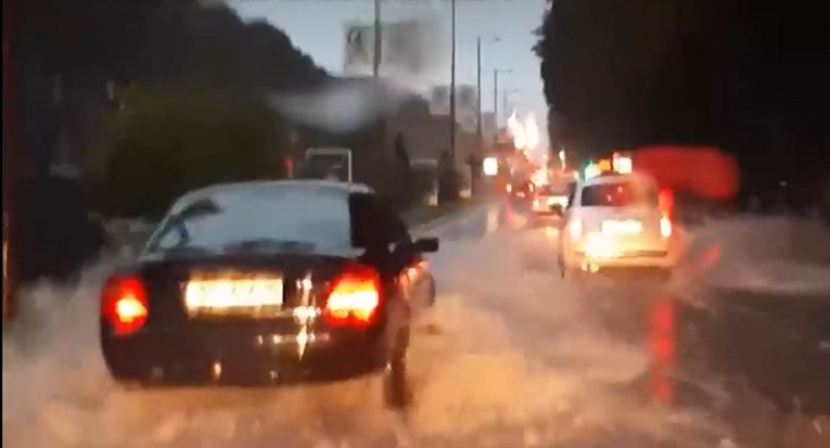 VIDEO Obilna kiša i bujice u Dalmaciji, u Splitu potopljena cesta
