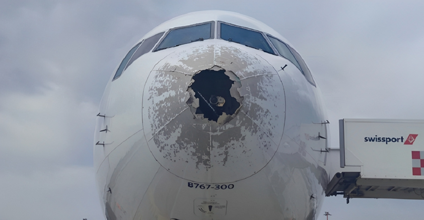 FOTO Tuča veličine teniske loptice oštetila avion u Italiji