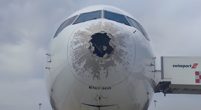 FOTO Ovo je avion oštećen tučom u Italiji