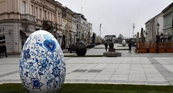 Centar Slavonskog Broda ukrašen golemim pisanicama uoči Uskrsa