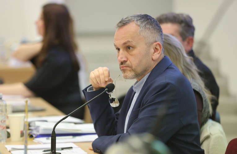 Desničar koji feminizam zove ludilom ranije autom oborio curicu pa otišao