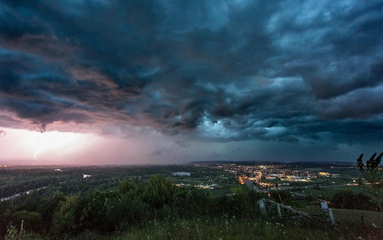 Meteorolozi: Stiže žestoka i hladna fronta. Bit će oluja, tuče, pijavica...