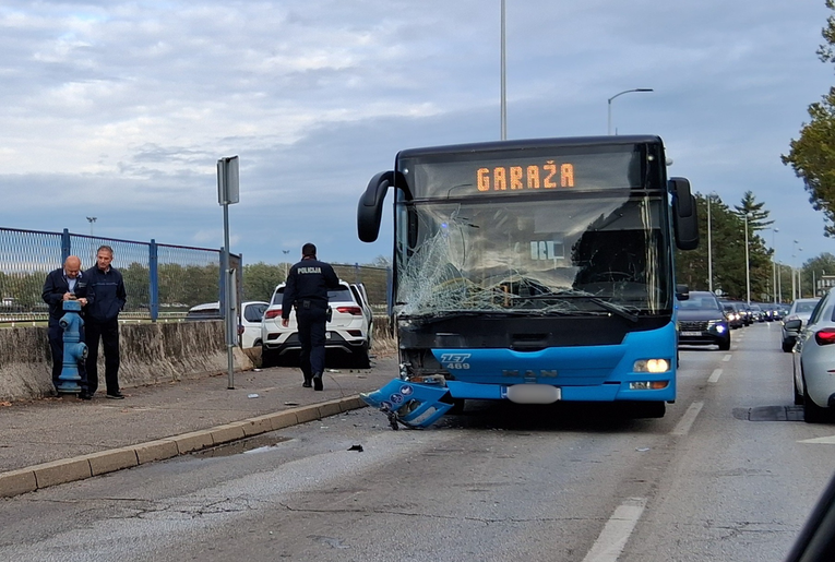 FOTO Sudarili se auto i autobus kod zagrebačkog Hipodroma. Dvije osobe ozlijeđene
