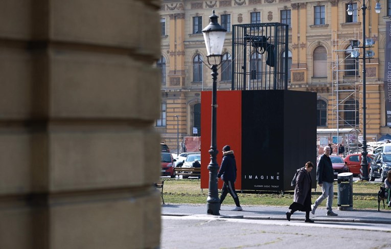 Ispred zagrebačkog HNK osvanuo tri metra visok crni kavez s ogromnim "pištoljem"