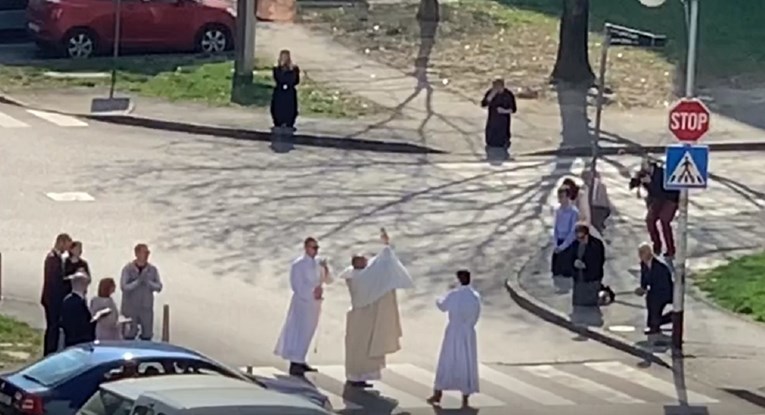 Pogledajte prizore iz Zagreba: Svećenik drži misu na zebri, ljudi na koljenima