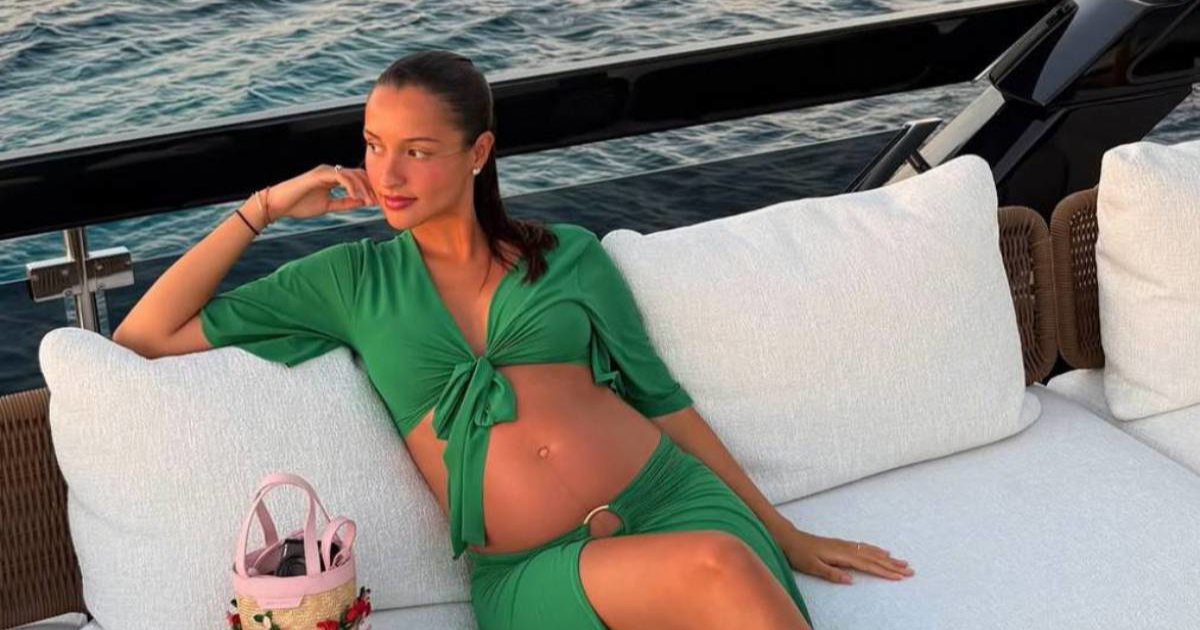Alexandra Leclerc istaknula trudnički trbuh na fotkama s ljetovanja