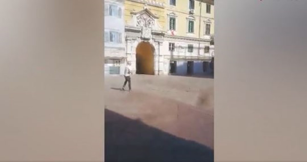 Nevjerojatna pustoš: Pogledajte što ova dva tipa rade na praznom riječkom Korzu