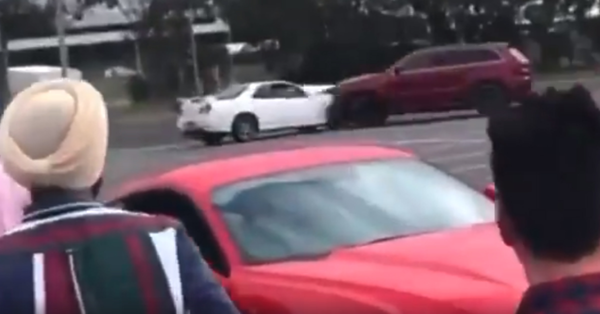 VIDEO Htio je ispasti faca, a onda se zabio u skupocjeni auto