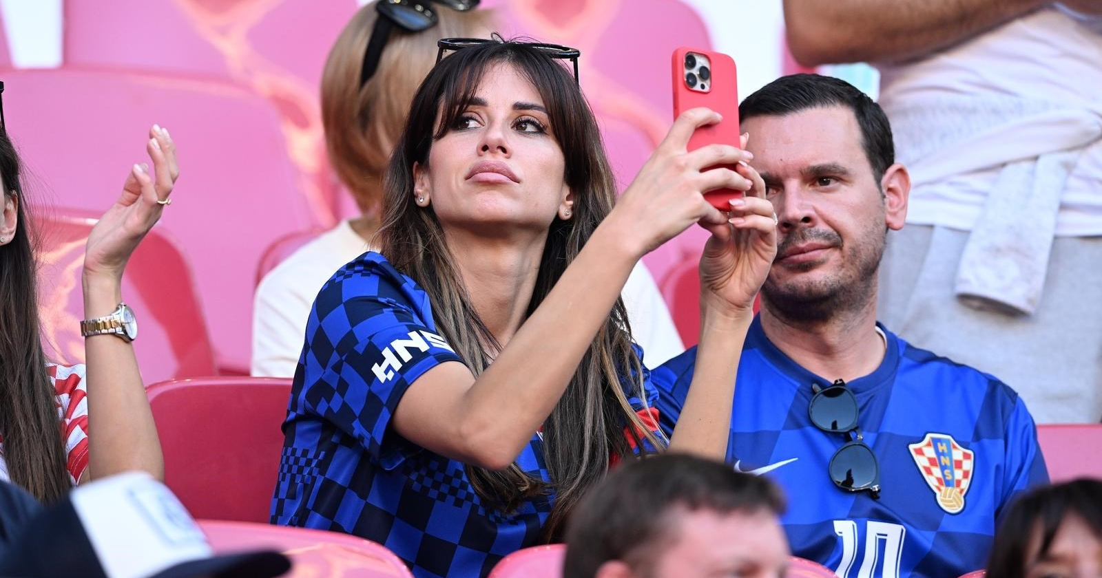 Odvjetnica Zorana Mamića snimljena na tribinama, utakmicu pratila sa suprugom