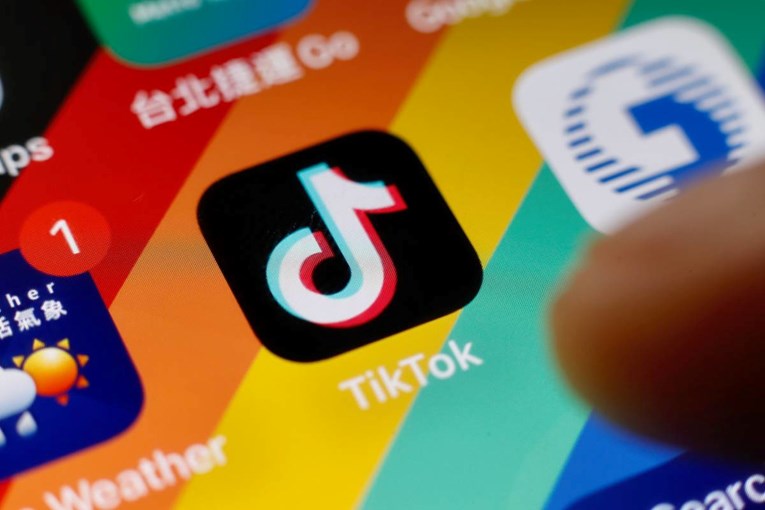 Macron tvrdi da Kina djeci daje edukativni TikTok, Europi verziju koja otupljuje