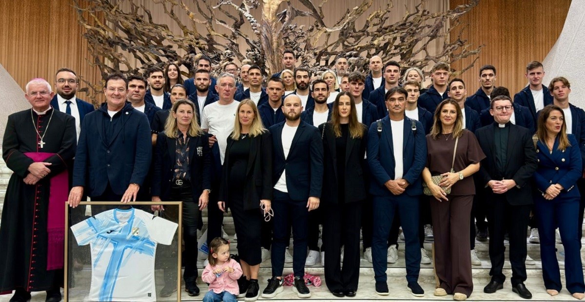 Dalić s Rijekom kod Pape. Poklonili su mu dres te medalje osvajača duple krune