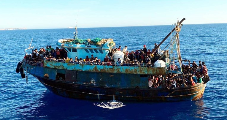 Italija dopustila pristajanje broda s 800 migranata, spašeni su iz mora