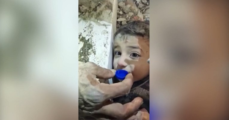 VIDEO Dječak u Turskoj nakon 45 sati izvučen iz ruševina