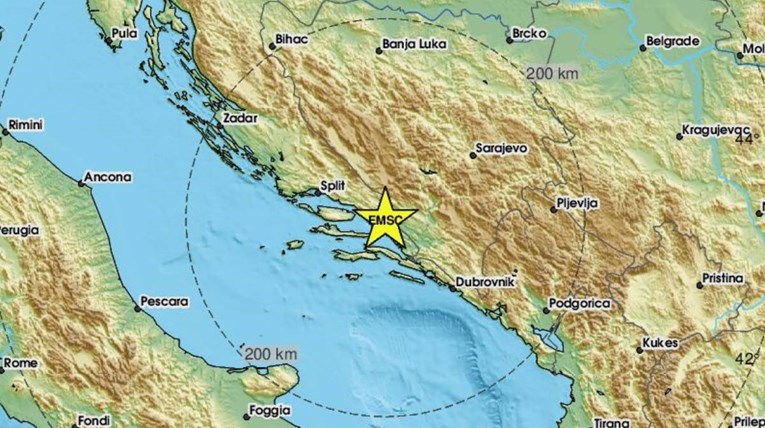 Potres kod Makarske magnitude 2.2. Ubrzo nakon toga jači potres u moru kod Neuma