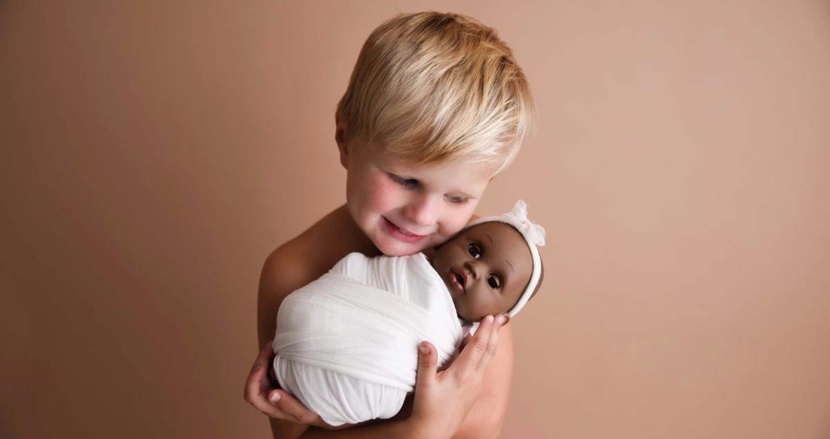 Dječak pozirao mami s lutkom pa je napali da ga odgaja poput djevojčice