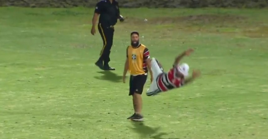 VIDEO Navijač frustriran porazom upao na teren i učio golmana kako braniti