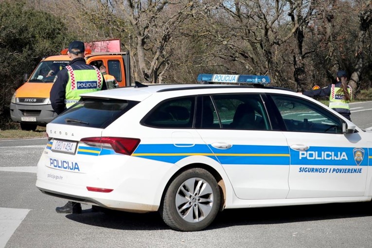 U Kaštelima bez vozačke divljao motorom, vozio 135 km/h. Kažnjen s preko 2400 eura