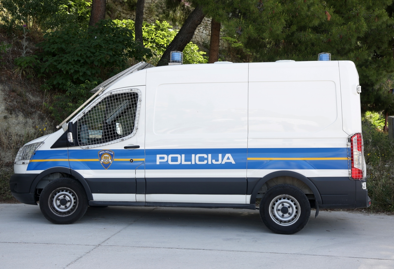 Turčin kroz Hrvatsku švercao migrante, u bijegu se zabio kombijem u policiju