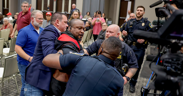 VIDEO Trumpova saveznica govorila, policija elektrošokerima onesposobila prosvjednike