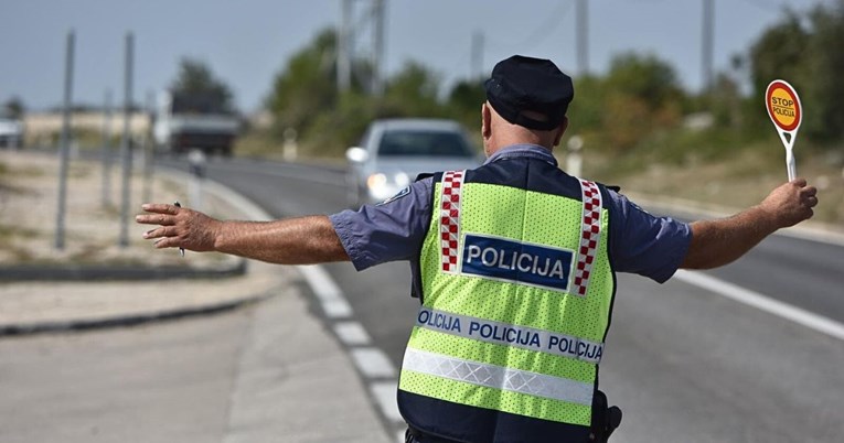 Policija pokušala zaustaviti motociklista u Dicmu, on pobjegao u kuću