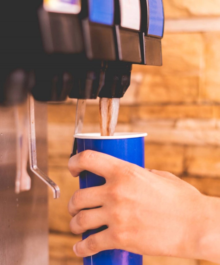 Zaposlenici fast fooda otkrili zašto nikada ne stavljaju led u svoje piće