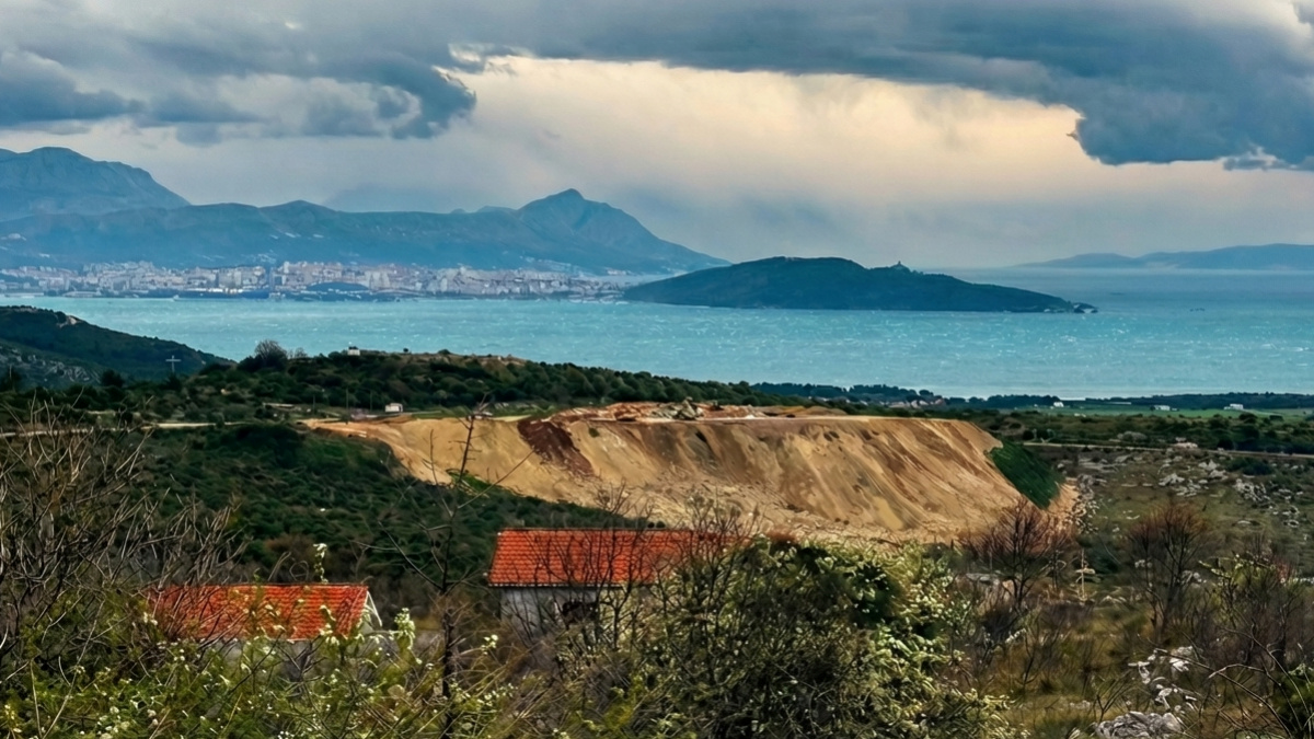Ovako izgleda "uređenje maslinika" kod Trogira. "Vidjela sam gume i azbestni otpad"