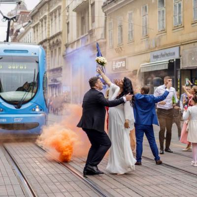 Fotka dana: Rasplesani mladenci i svatovi nakratko zaustavili promet u Zagrebu
