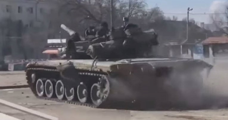 Rusi se hvale snimkom: Tenk drifta po razorenom Mariupolju