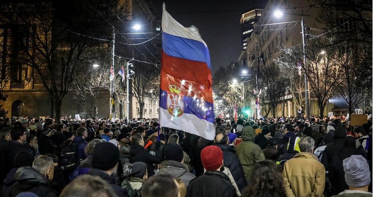 VIDEO Prosvjed protiv Vučića u Beogradu, desničari probili ogradu
