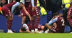 VIDEO Punom bocom u glavu pogodili igrača Aston Ville koji je slavio gol