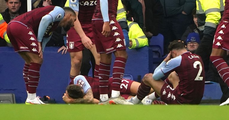 VIDEO Punom bocom u glavu pogodili igrača Aston Ville koji je slavio gol
