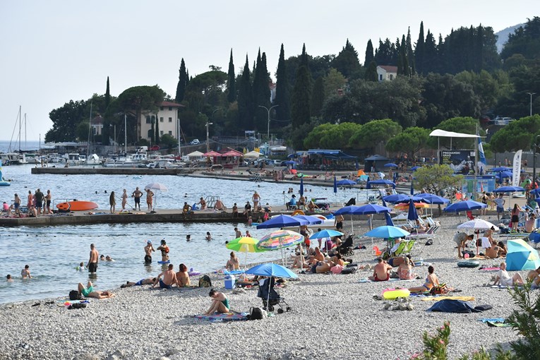 Ovako izgleda plaža Ičići unatoč zabrani kupanja