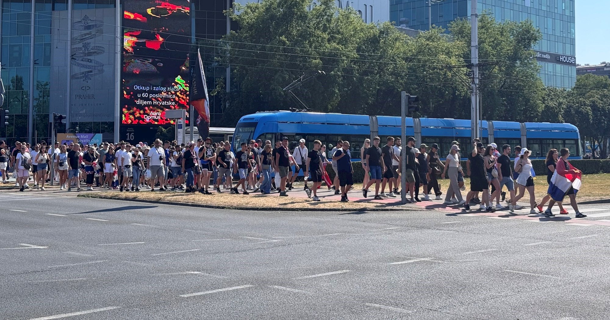 FOTO I VIDEO Kolone ljudi se slijevaju prema Hipodromu sa svih strana