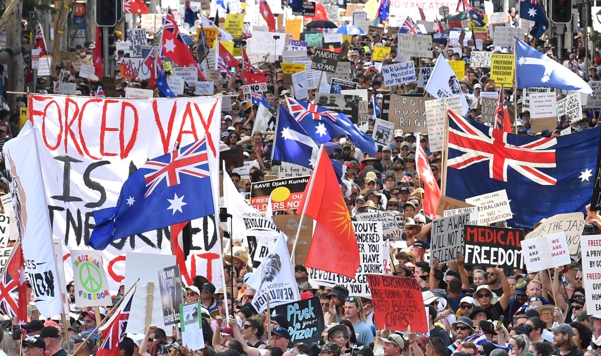 U Australiji tisuće ljudi prosvjedovale protiv cijepljenja, održan i kontraprosvjed